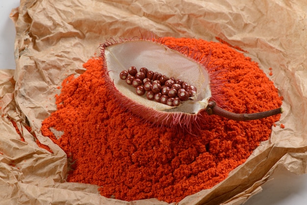 Annatto (Urucum). De zaden worden gebruikt als natuurlijke kleurstof voor levensmiddelen.