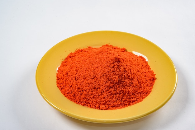 Annatto (Urucum). De zaden worden gebruikt als natuurlijke kleurstof voor levensmiddelen.