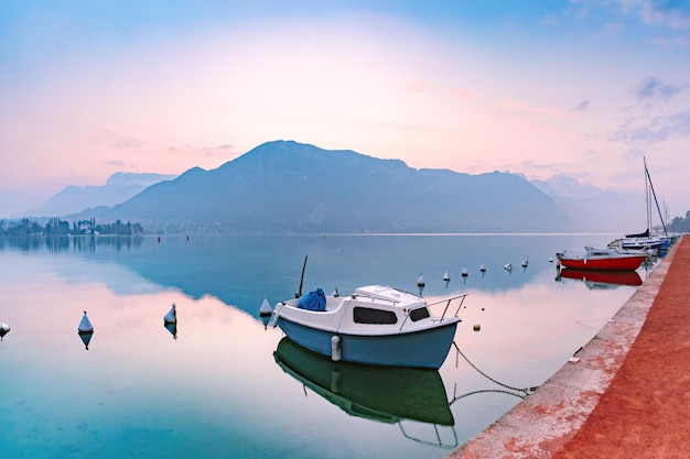 Photo annecy lake and alps mountains at sunrise france venice of the alps france