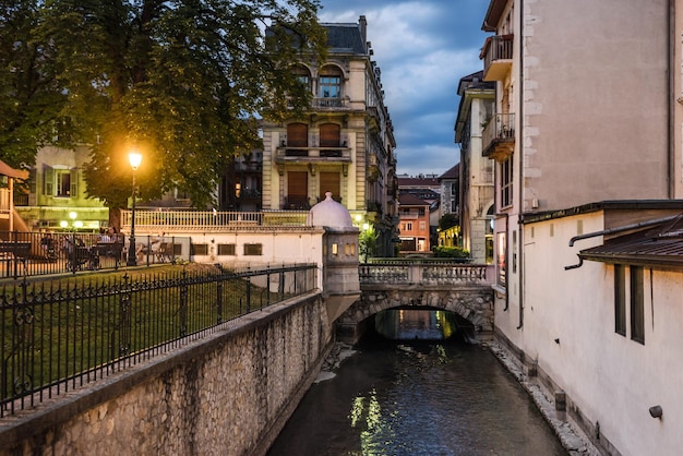 Annecy Thiou rivierkanalen in avond