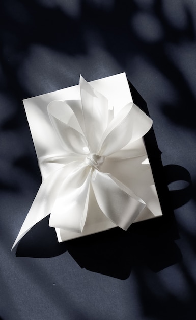 Промо-акция по продаже магазина празднования годовщины и концепция роскошного сюрприза роскошная праздничная белая подарочная коробка ...