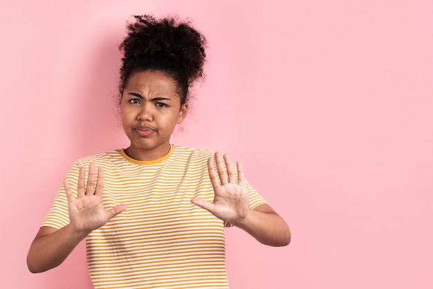 Photo annoyed woman posing with hands out