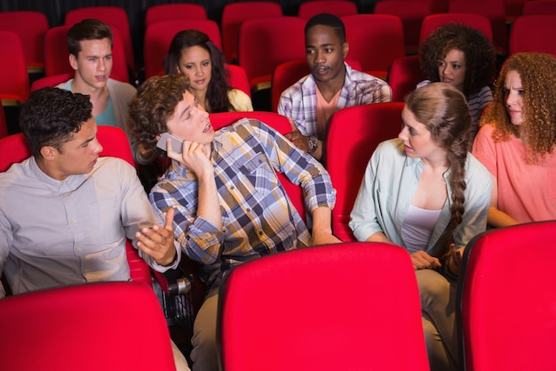 映画の中で電話で迷惑な男