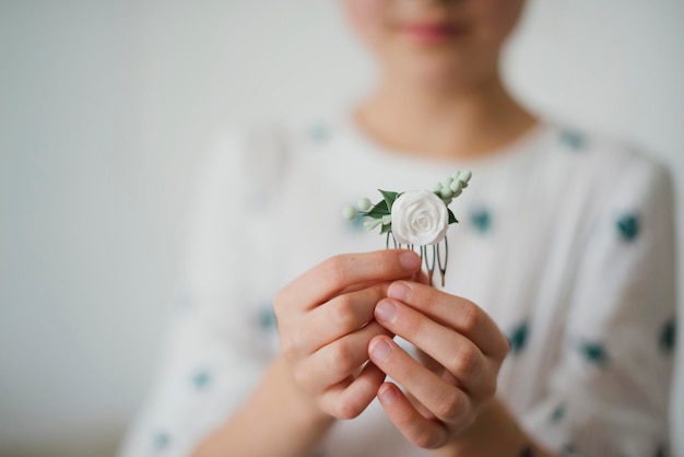 Anoniem meisje heeft een handgemaakte haarspeld in haar handen