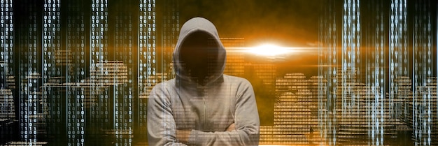 Anonieme hacker met computercode binaire interface in de stad