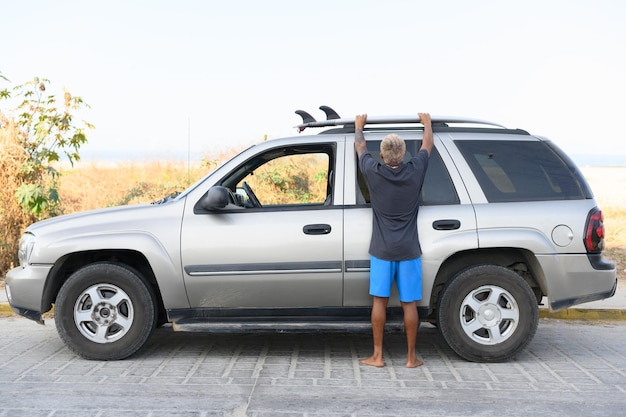 Foto anonieme vrouw bij de auto.