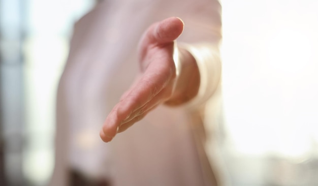 Anonieme vrouw in een pak steekt haar hand uit voor een handdruk terwijl de vrouwelijke baas een succesvolle deal sluit