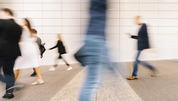 Anonieme zakenmensen gaan naar kantoor of naar een beurs