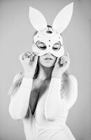Фото Анонимная концепция секс-игрушки и аксессуары сексуальная женщина играет в секс-игру удовлетворение и удовольствие эротический кролик сексуальная блондинка в маске кролика фетиш-секс-шоп женское боди, нижнее белье сексуальная ролевая игра