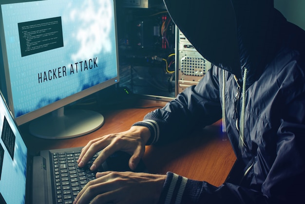 L'hacker anonimo non ha volto nell'oscurità, interrompe l'accesso