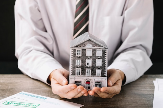 Photo anonymous man suggesting real estate