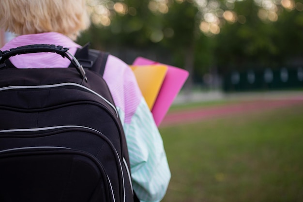 Фото Анонимный подросток с рюкзаком обратно в школу. негативное место для текста.