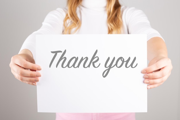 Photo anonymous woman holds a sign with the message quotthank youquot