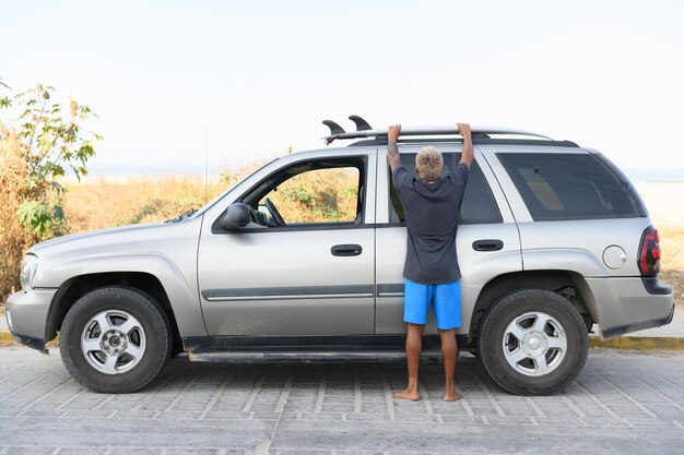 Photo anonymous woman standing near car