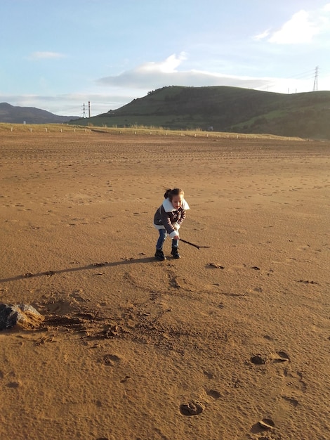 Photo anonymous woman walking on sandy terrain