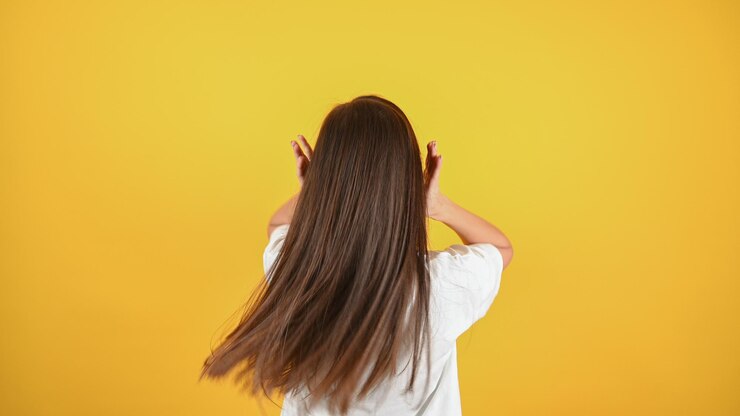 아름다운 긴 머리 헤어 케어 개념을 가진 익명의 여성