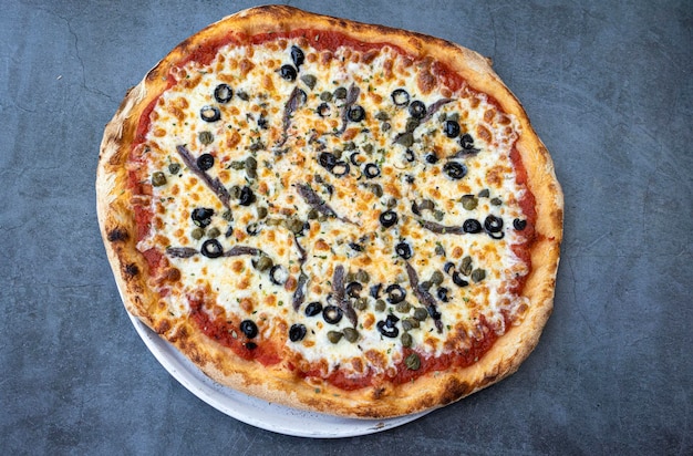 Ansjovis Pizza Napolitaanse pizza met mozzarella en ansjovis uit de Middellandse Zee Authentiek Italiaans recept