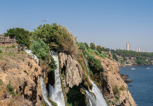 Анталия Турция 19072021 Нижние водопады Дюден или водопад Лара в Анталии Турция в солнечный летний день