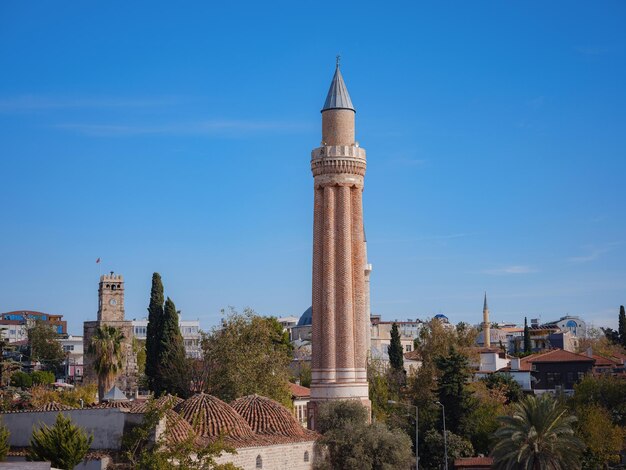 アンタリア - ユビリ・ミナレット (Yivli Minaret) - トルコの古代都市カレチ (Kaleci) を訪れ興味深い場所や人気の観光スポットを発見し散歩を楽しむことができます