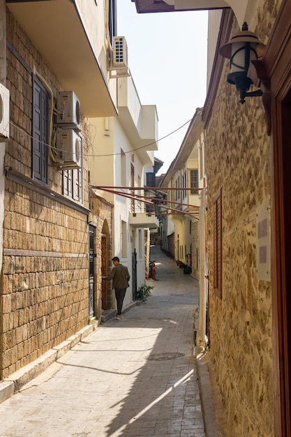 Antalya Turkije 15 november 2021 smalle kronkelende straatjes van het historische stadscentrum van Kaleici