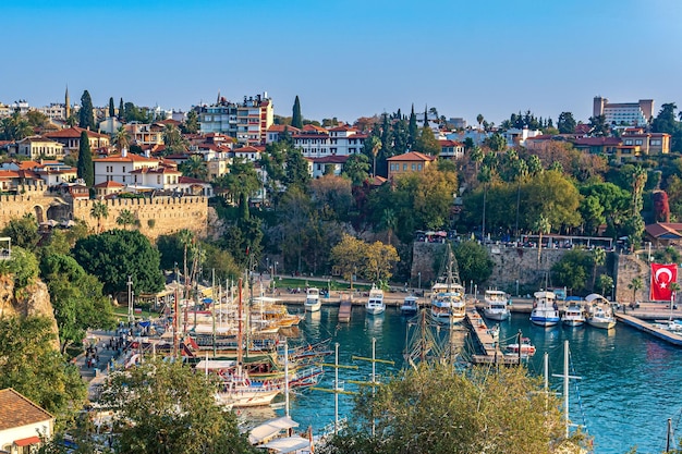 Antalya Turkije 15 november 2021 zicht op de vintage haven met recreatieve zeilschepen in het historische centrum van Antalya