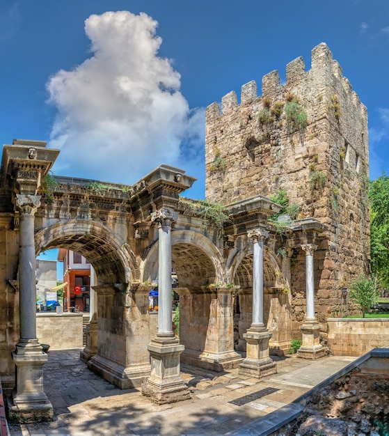 Antalya Turkije 19072021 Hadrian's Gate in de oude stad van Antalya, Turkije op een zonnige zomerdag