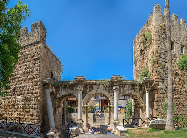 Antalya Turkije 19072021 Hadrian's Gate in de oude stad van Antalya, Turkije op een zonnige zomerdag