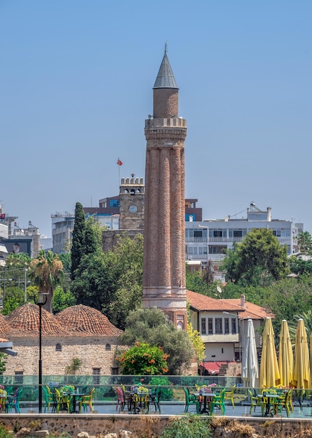 Antalya turkije 19072021 yivli minare-moskee of alaaddin-moskee in antalya, turkije op een zonnige zomerdag