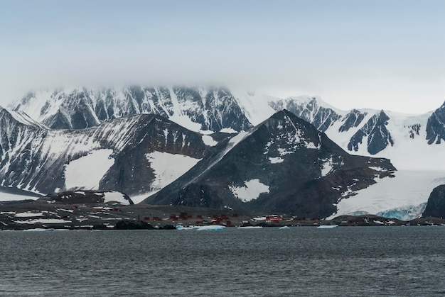 눈 덮인 산악 풍경 Antartica의 남극 기지