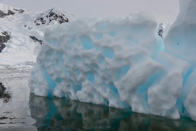 Photo antarctic landscape with iceberg