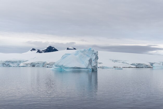 Photo antarctic landscape with iceberg