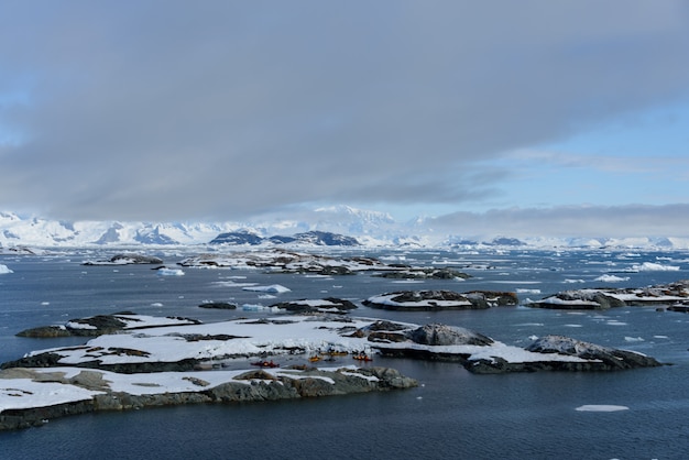 山と島の南極の風景
