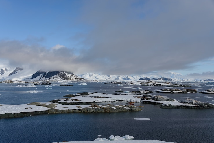 Photo antarctic landscape with mountains and islands