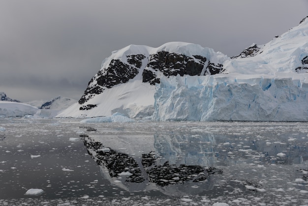 Foto paesaggio antartico con la riflessione