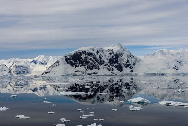 反射と南極海の風景