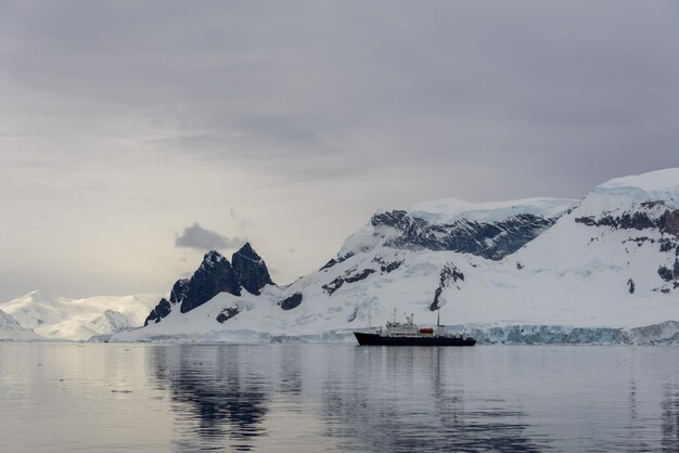 Antarctisch landschap met expeditieschip