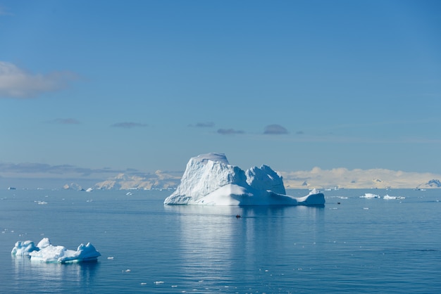 Antarctisch landschap met ijsberg