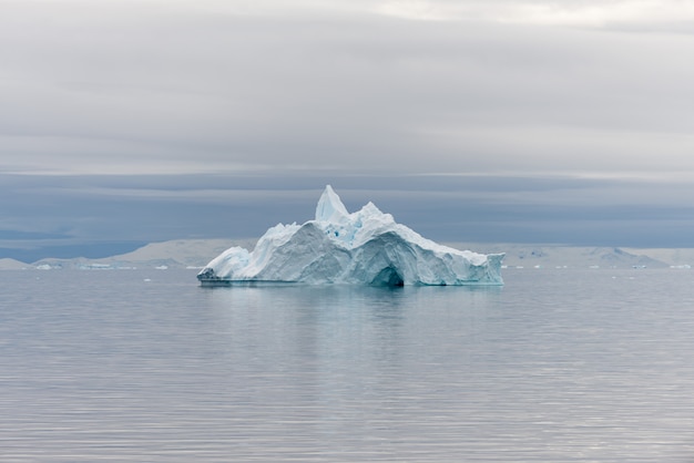 Foto antarctisch landschap met ijsberg
