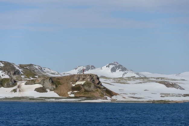 Antarctisch strand met sneeuw en navigatieteken