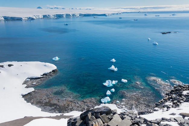 Antarctische landschap met bergen en reflectie uitzicht vanaf zee panoramisch