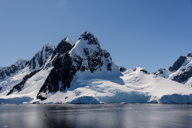 Antarctische landschap met bergen en reflectie