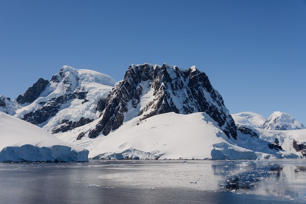 Antarctische landschap met bergen en reflectie