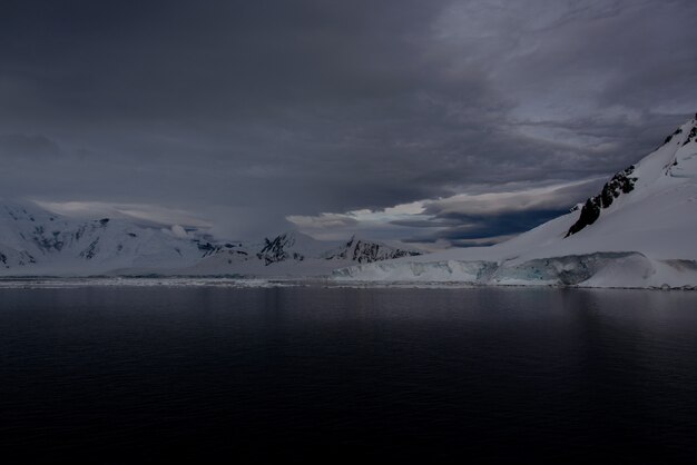 Antarctische landschap met gletsjer en bergen