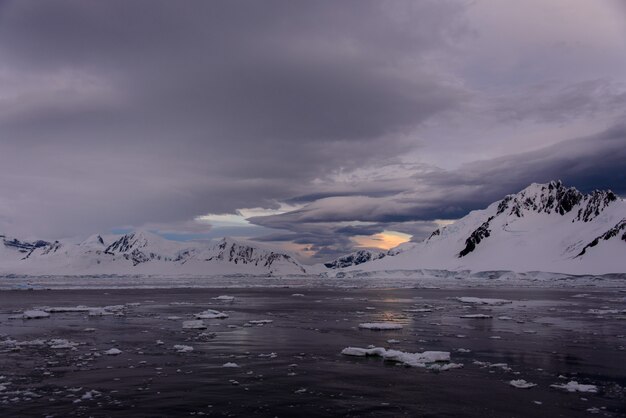 Antarctische landschap met gletsjer en bergen