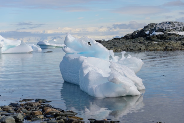 Antarctische landschap met ijsberg