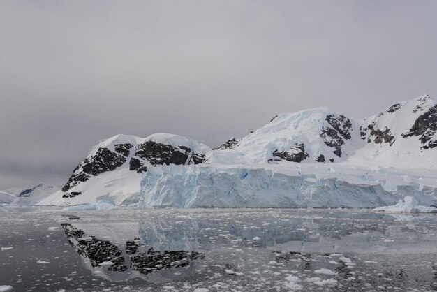 Foto antarctische landschap met reflectie