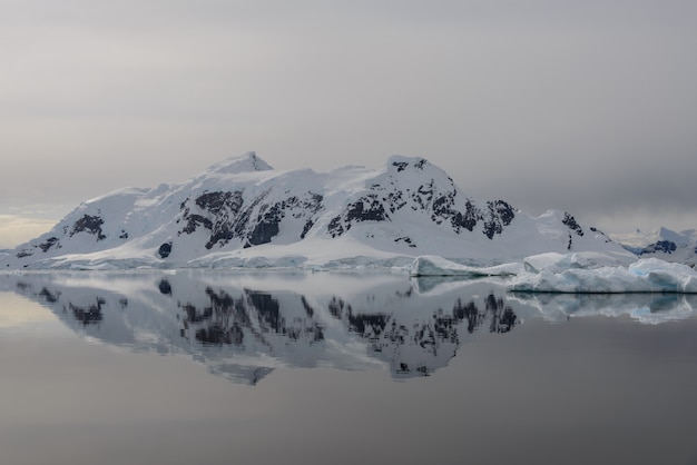 Antarctische landschap met reflectie