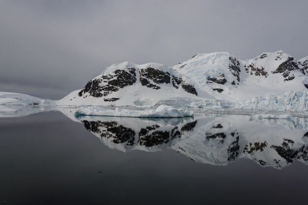 Antarctische landschap met reflectie