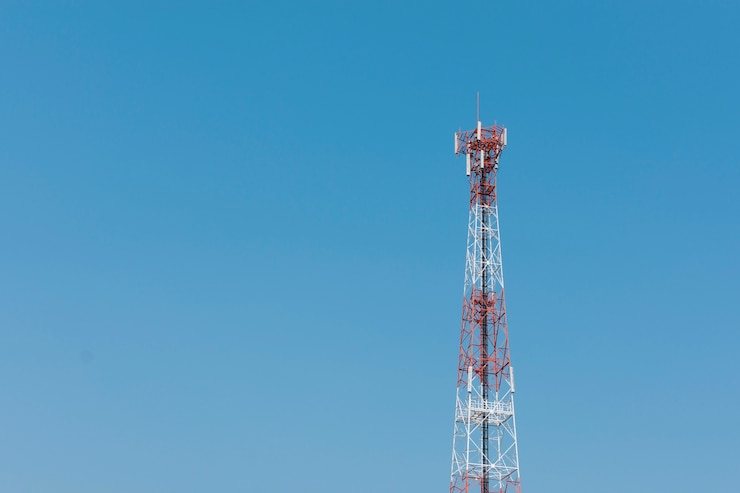 Photo antenna repeater tower on blue sky background.