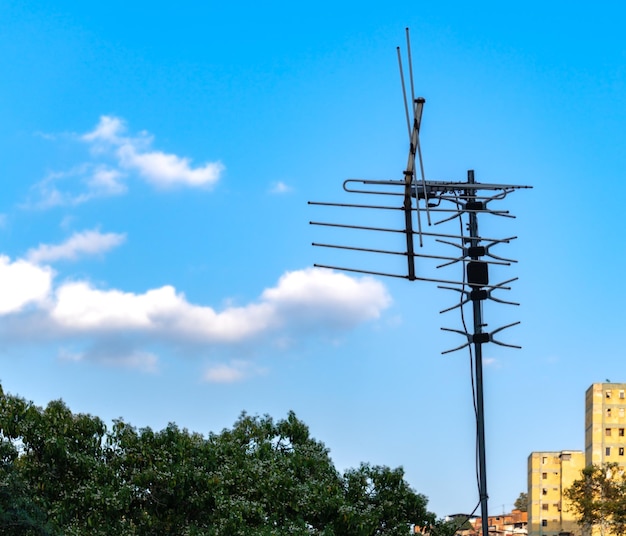 an antenna on the roof of a building in caracas